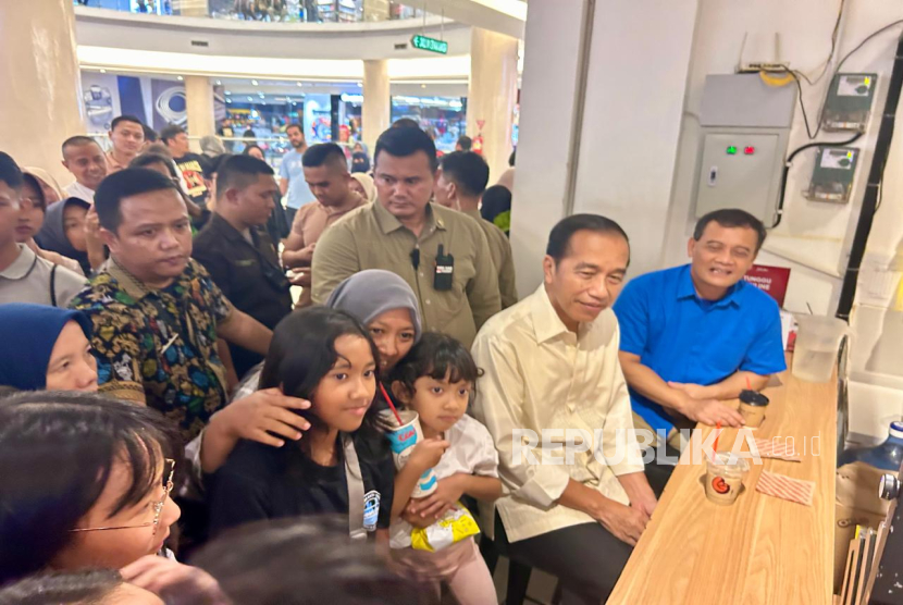 Jokowi ngopi bersama dengan Cagub Ahmad Luthfi di Rita Super Mall Purwokerto, Jumat (15/11/2024)