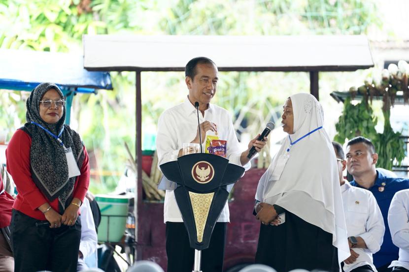 Jokowi puji salah satu produk Nasabah PNM Mekaar, Sri Hartati, yang merupakan olahan tempe kering.