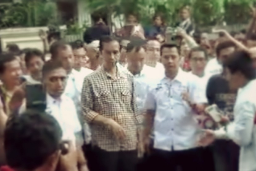 Jokowi saat berkunjung ke markas Slank di Gang Potlot III, Durentiga, Jakarta Selatan