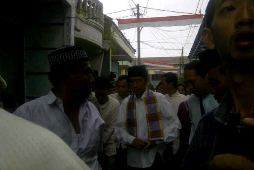 Jokowi saat blusukan di Cengkareng, Jakarta saat Idul Fitri, Kamis (8/8)
