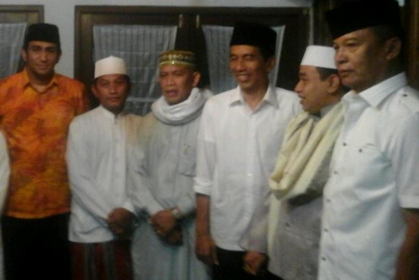 Jokowi saat menjenguk istri almarhum kiai besar Mama Gelar,  Zaitun Fatimah yang sedang sakit, di Desa Peuteuy Condong, Kecamatan Cibeber Cianjur Sabtu (29/3)