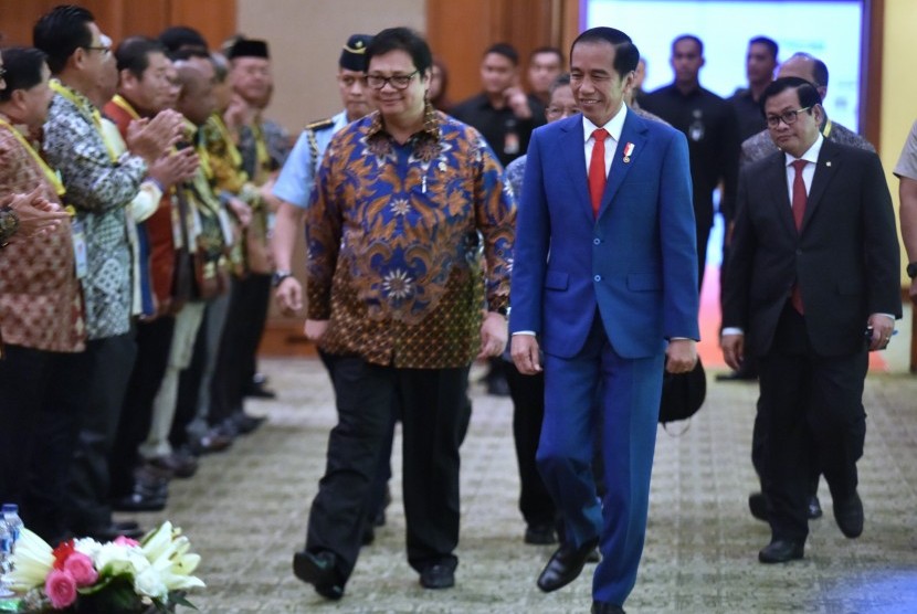 Jokowi saat meresmikan pembukaan Indonesia Industrial Summit tahun 2018 dan Peluncuran Making Indonesia 4.0 