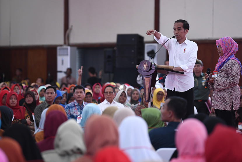 Presiden Joko Widodo (kedua kanan) berdialog dengan penerima Program Keluarga Harapan (PKH).