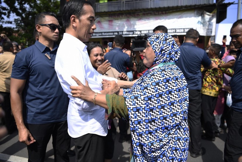 Jokowi Serahkan Bansos PKH: Presiden Joko Widodo (kedua kiri) menyapa warga di sela-sela kunjungan kerja di Cilacap, Jawa Tengah, Senin (25/2/2019). 