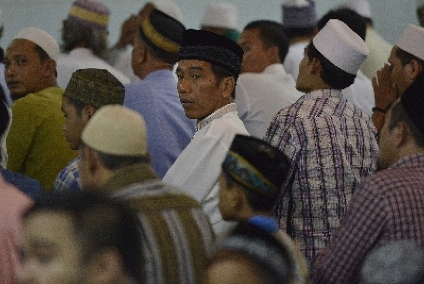 Jokowi shalat Tarawih di Masjid Ali Akbar, Sidosermo, Surabaya, Jawa Timur, Sabtu (28/6).