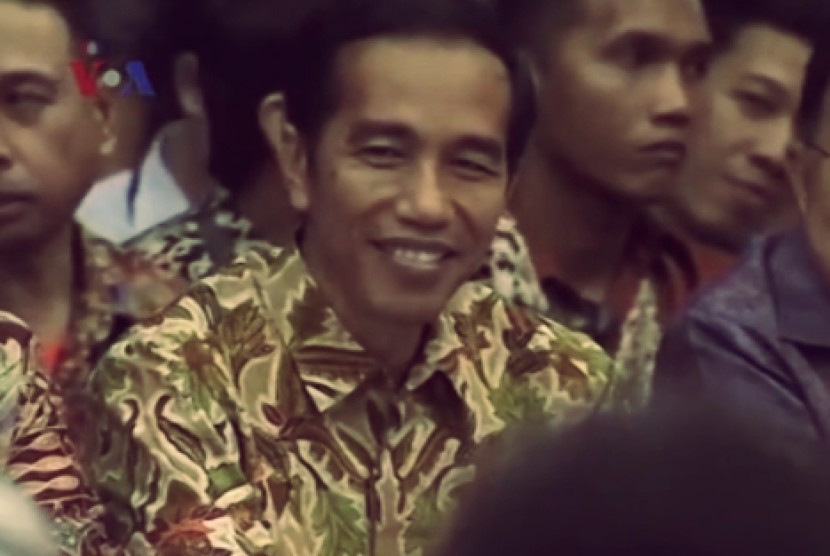 Jokowi (Tengah)