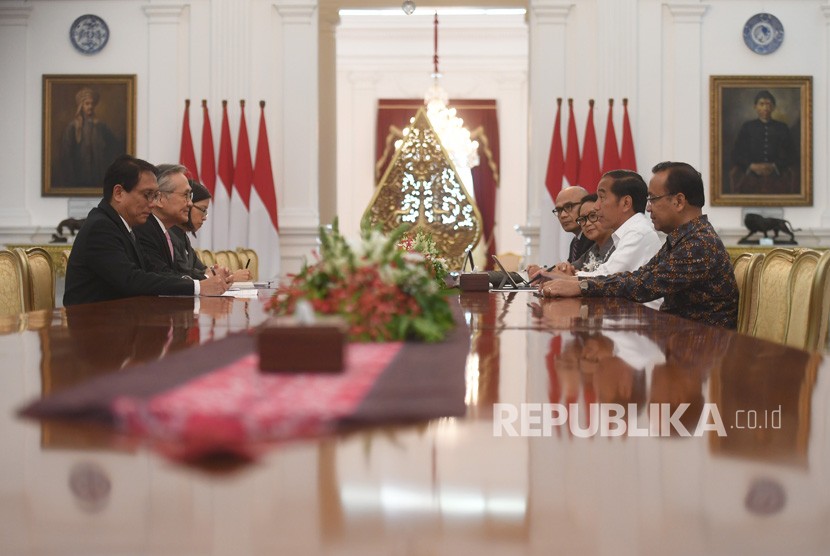 Jokowi Terima Menlu Thailand. Presiden Joko Widodo (kedua kanan) menerima kunjungan Menteri Luar Negeri Thailand Don Pramudwinai (kedua kiri) di Istana Merdeka, Jakarta, Rabu (13/3/2019).