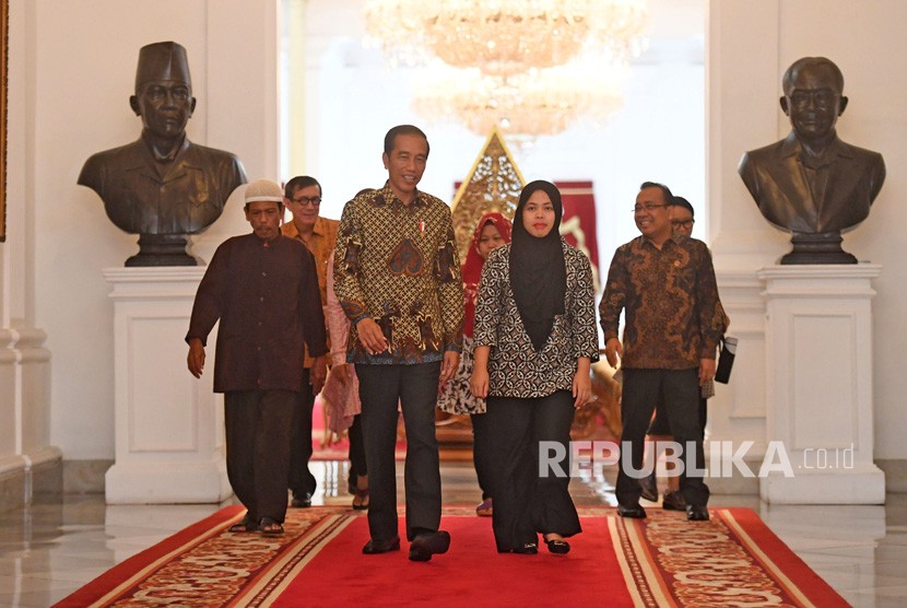Jokowi Terima Siti Aisyah. Presiden Joko Widodo (kedua kiri) berjalan bersama WNI yang terbebas dari dakwaan pembunuhan Kim Jong Nam di Malaysia, Siti Aisyah (kedua kanan) saat pertemuan di Istana Merdeka, Jakarta, Selasa (12/3/2019). 