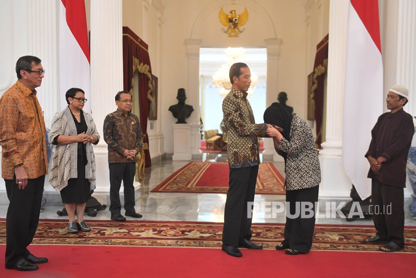Jokowi Terima Siti Aisyah. Presiden Joko Widodo (tengah) menyalami WNI yang terbebas dari dakwaan pembunuhan Kim Jong Nam di Malaysia, Siti Aisyah (kedua kanan) saat pertemuan di Istana Merdeka, Jakarta, Selasa (12/3/2019).