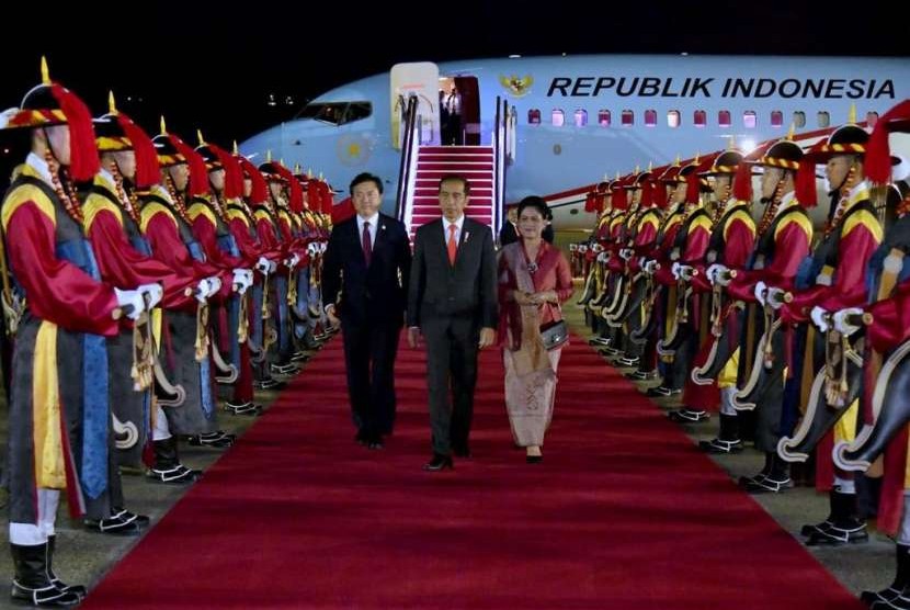 President Joko Widodo arrives in South Korea, Sunday (Sept 9).