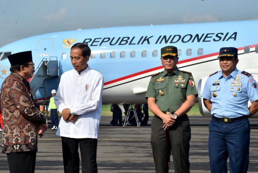 Jokowi tiba di Pangkalan TNI AU Iswahjudi, Magetan, Jawa Timur, Jumat (1/1). Kedatannya disambut oleh Gubernur Jawa Timur Soekarwo.