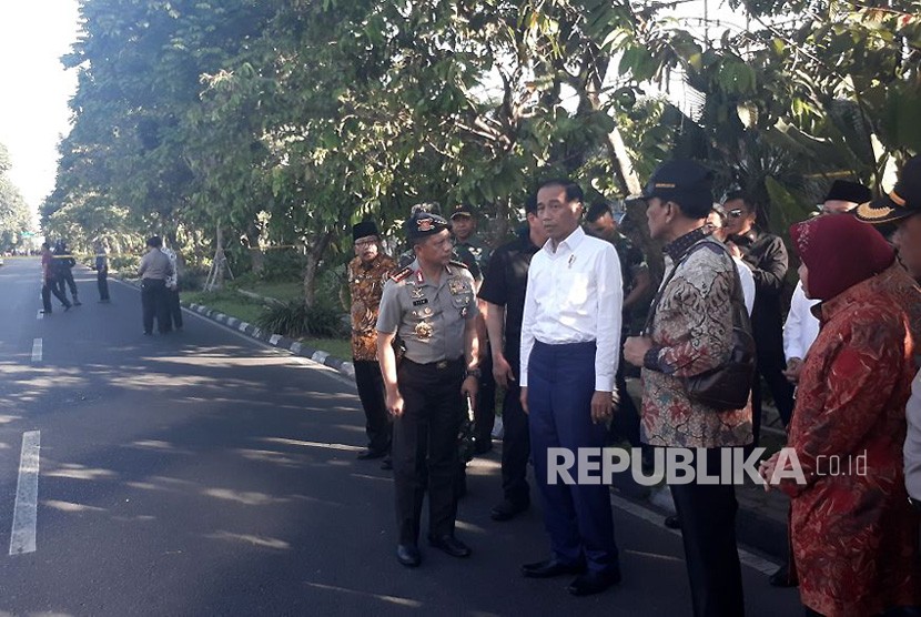  President Joko Widodo visits bombing scene at Gereja Kristen Indonesia Christian Church, Diponegoro Street, Surabaya, East Java, on Sunday.