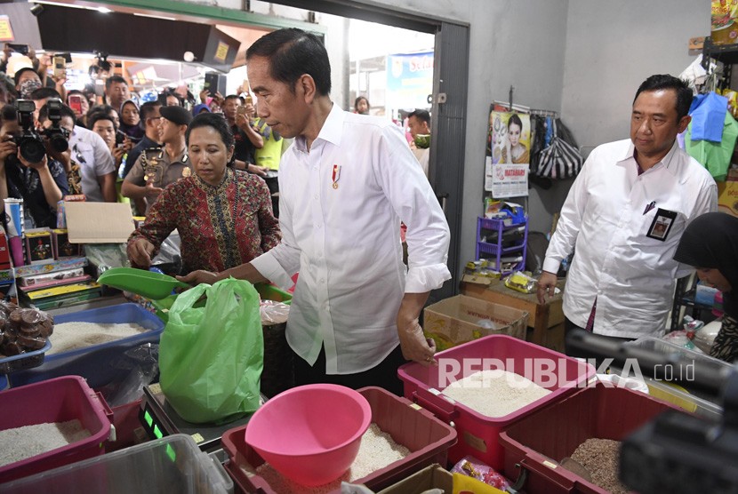 Jokowi Tinjau Pasar Pelem Gading. Presiden Joko Widodo (tengah) bersama Menteri BUMN Rini Soemarno (kiri) meninjau barang kebutuhan pokok di Pasar Pelemgading, Cilacap, Jawa Tengah, Senin (25/2/2019). 