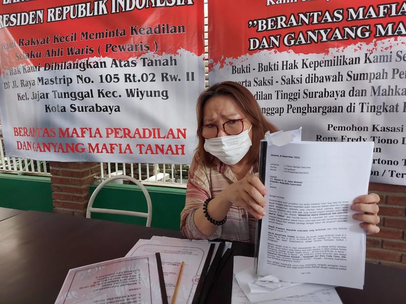 Jolie Agustina (64 tahun) menunjukkan surat untuk Presiden Joko Widodo. Ia meminta perhatian Presiden atas kasus dugaan mafia tanah yang merugikannya.
