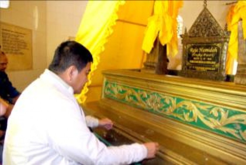 Jon Erizal seusai ziarah ke makam raja-raja di Pulau Penyengat, Kota Tanjungpinang, Provinsi Riau.