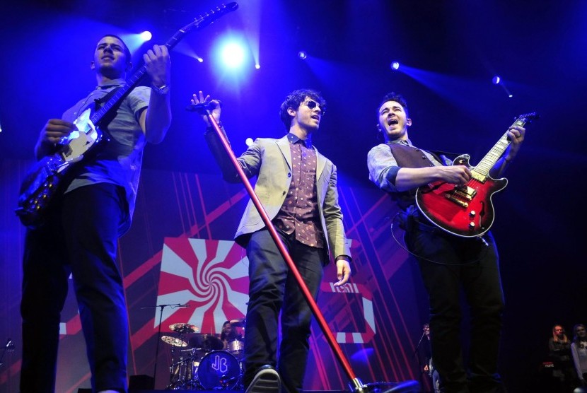 Jonas Brothers menjual popcorn yang diberi nama 'Rob's Backstage Popcorn'.