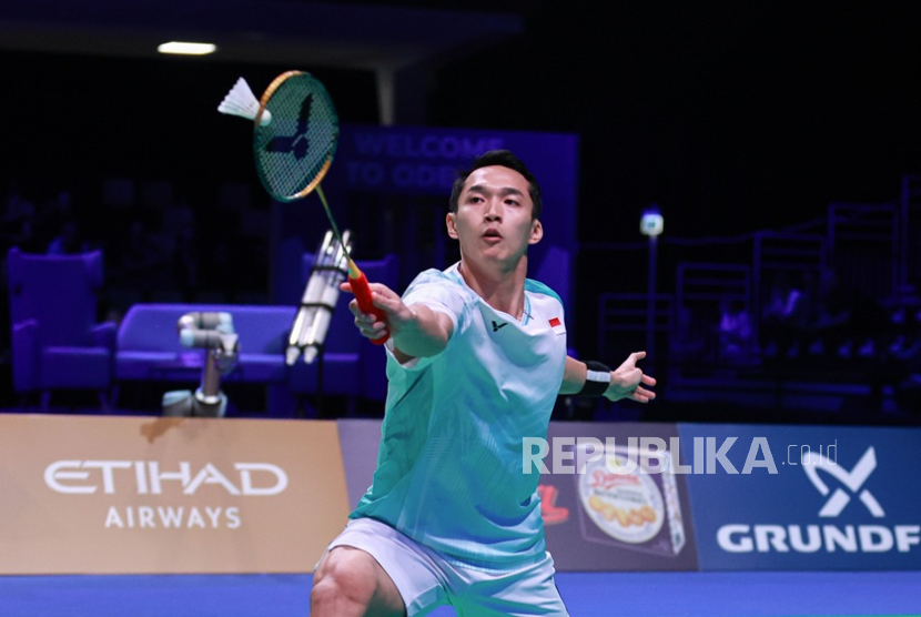 Jonatan Christie beraksi di semifinal Denmark Open 2025.