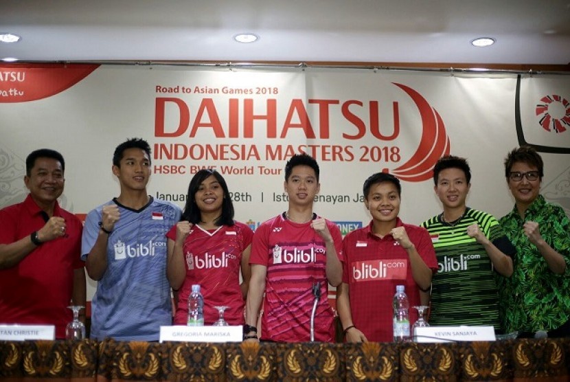 Jonatan Christie (kedua kiri) dalam konferensi pers Indonesia Masters, Senin (22/1).