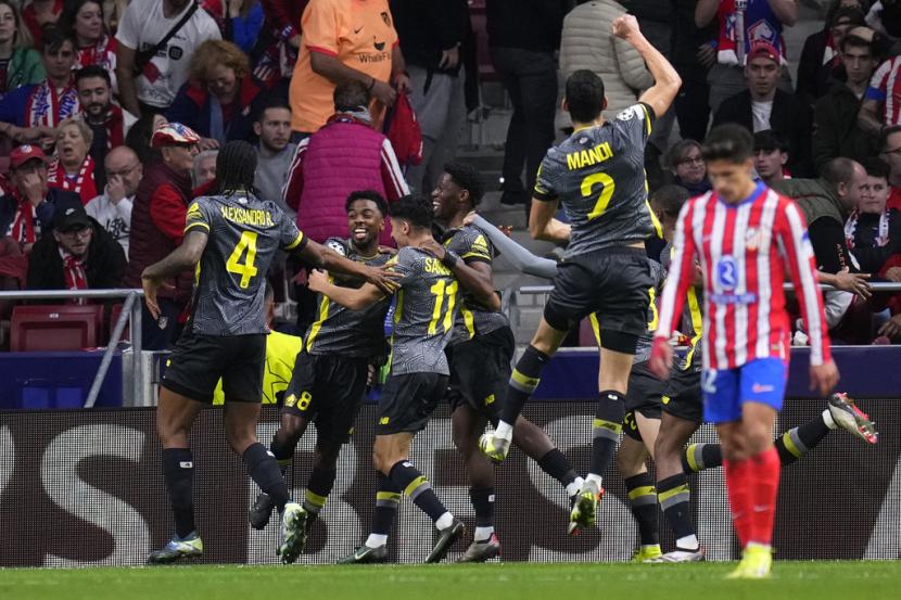 Jonathan David dari Lille merayakan gol ketiga timnya bersama rekan setimnya selama pertandingan pembukaan Liga Champions antara Atletico Madrid dan Lille di stadion Metropolitano di Madrid, Spanyol, Kamis (24/10/2024) dini hari WIB.