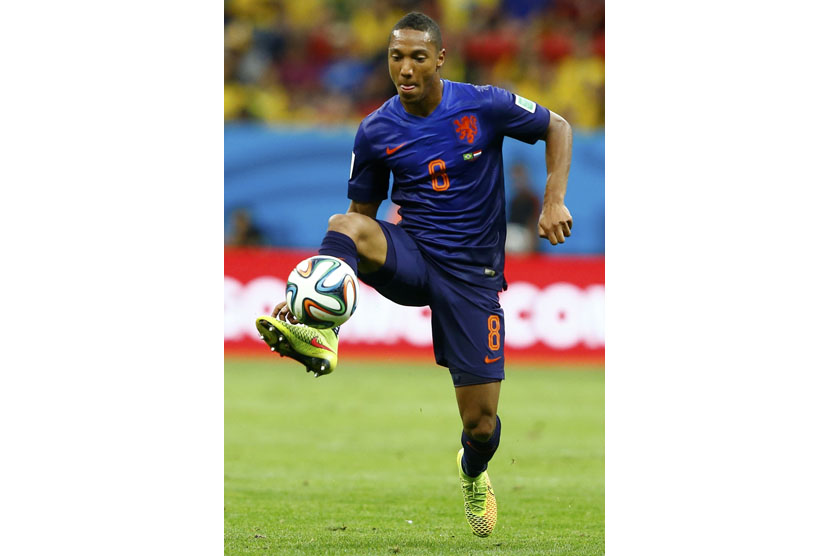 Jonathan de Guzman of the Netherlands kicks the ball during their 2014 World Cup third-place playoff against Brazil at the Brasilia national stadium in Brasilia July 12, 2014