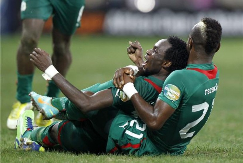 Jonathan Pitroipa (kiri), pemain timnas Burkina Faso, melakukan selebrasi bersama Abdou Razack Traore usai menjebol gawang Togo di babak perempat final Piala Afrika 2013 di Stadion Mbombel, Nelspruit, Afrika Selatan, Ahad (3/2). 