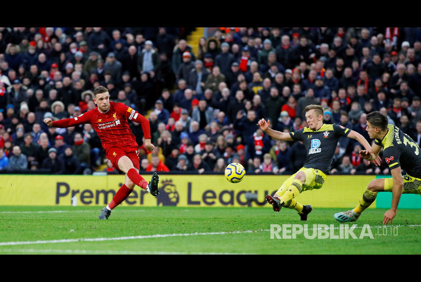 Jordan Henderson menceploskan gpl kedua Liverpool ke gawang Southampton pada laga antara Liverpool melawan Southampton di Stadion Anfield, Liverpool, Ahad (2/2) dini hari. 