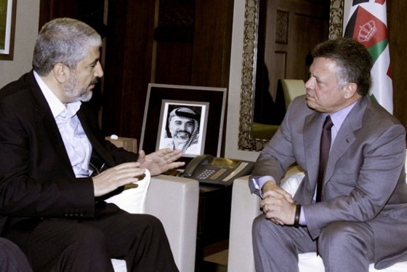 Jordan's King Abdullah II, right, meets with Hamas leader Khalid Mashaal, in Amman, Jordan, Monday, Jan. 28, 2013. 