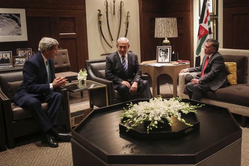 Jordan's King Abdullah (R) meets with U.S. Secretary of State John Kerry (L) and Israeli Prime Minister Benjamin Netanyahu (C) at the Royal Palace in Amman November 13, 2014.