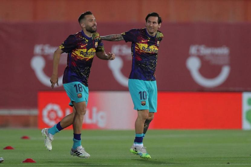 Dua pemain Barcelona, Jordi Alba (kiri) dan Lionel Messi sedang berlatih.
