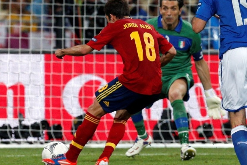Jordi Alba mencetak gol kedua Spanyol melawan Italia di Partai Final Piala Eropa 2012, Senin (2/7) dini hari