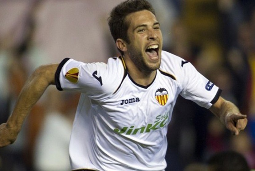 Jordi Alba merayakan golnya yang menjadi gol ketiga untuk Valencia, Kamis (6/4) dini hari WIB. (Foto: AFP) 