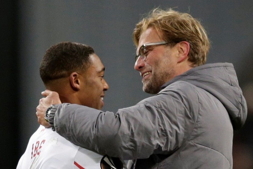 Jordon Ibe (kiri) bersama Juergen Klopp