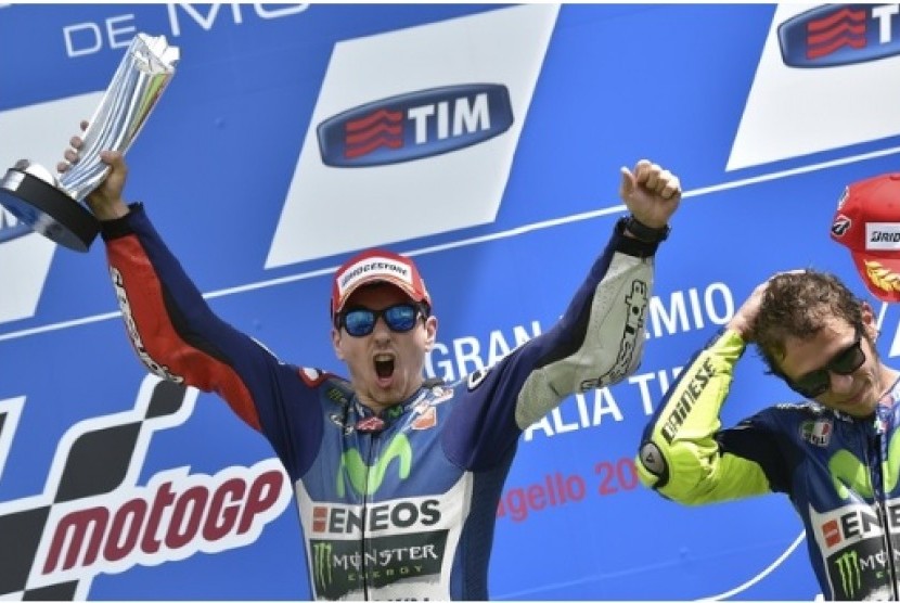 Jorge Lorenzo (kiri) merayakan gelar juara GP Italia.