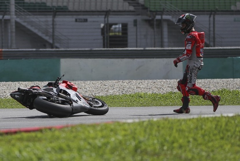 Jorge Lorenzo saat terjatuh dari motor Ducati.