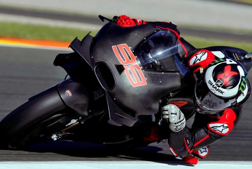 Jorge Lorenzo saat uji coba dengan Ducati di Valencia.