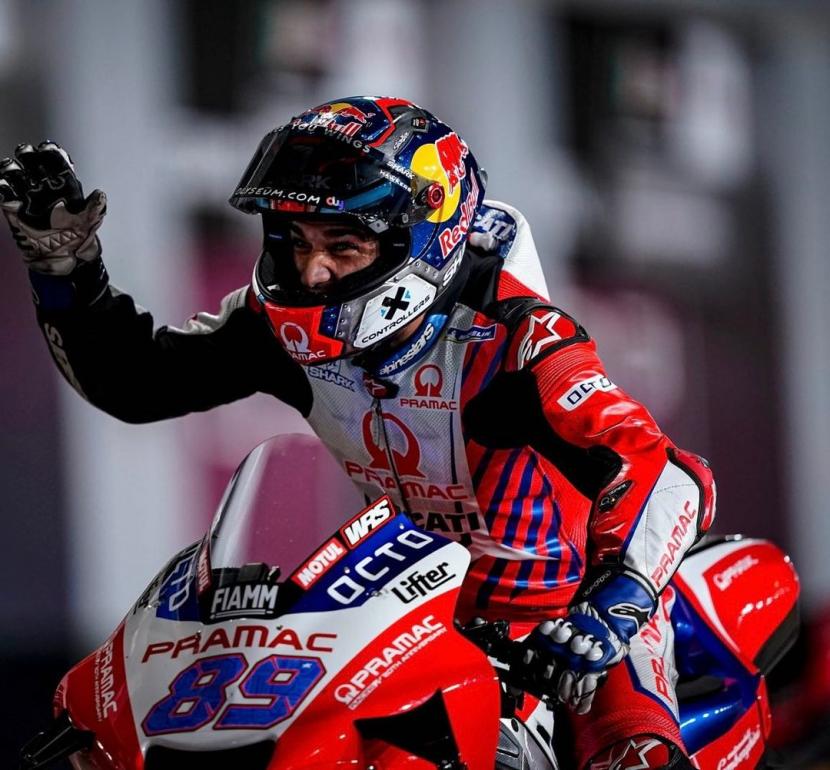 Pembalap MotoGP dari tim Pramac Ducati, Jorge Martin, merayakan keberhasilannya meraih pole position GP Qatar, Sabtu (3/4).