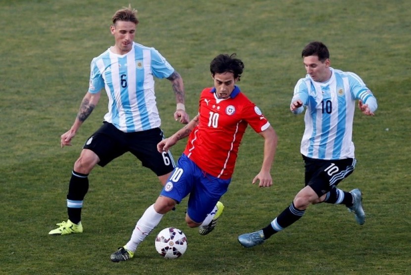 Jorge Valdivia membawa bola diapit Lucas Biglia (kiri) dan Lionel Messi pada final Copa America 2015.