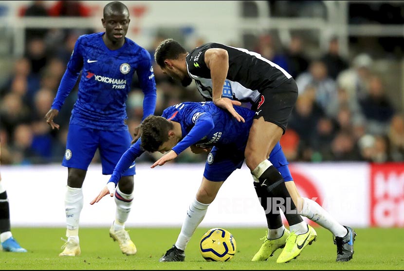  Jorginho (bawah) diadang Joelinton  pada laga Newcastle United melawan Chelsea di  St James