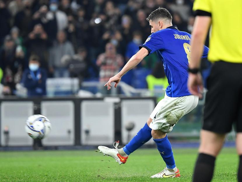 Jorginho gagal mencetak gol dari titik penalti pada pertandingan sepak bola Grup C kualifikasi Piala Dunia FIFA 2022 Eropa antara Italia dan Swiss di stadion Olimpico di Roma, Italia, Sabtu (13/11).