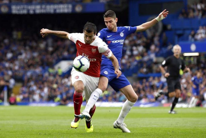 Gelandang Chelsea Jorginho (kanan)