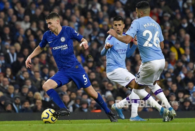 Jorginho (kiri) mengecoh dua pemain City pada laga Liga Primer Inggris antara Manchester City melawan Chelsea di Etihad stadium, Manchester, Ahad (24/11) dini hari.