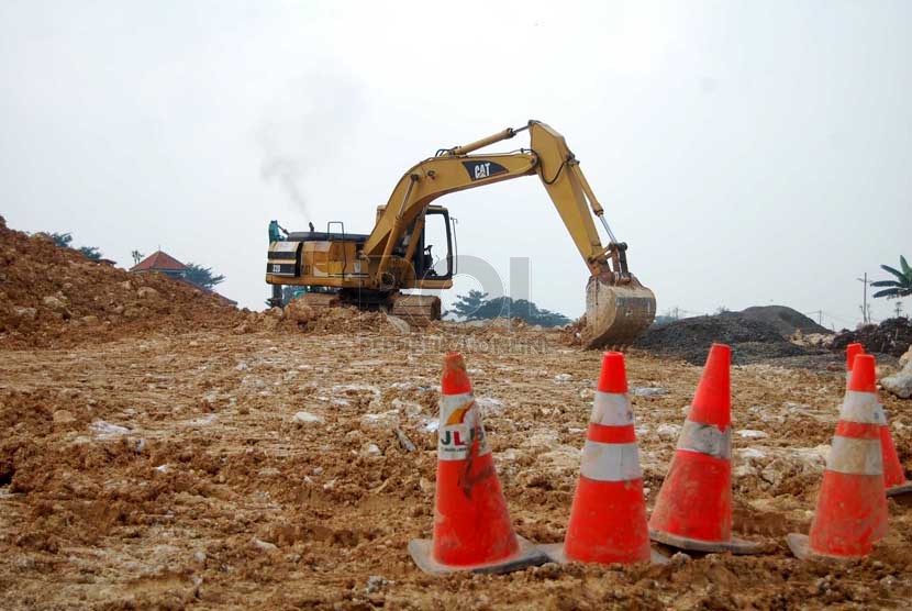 Proyek pembangunan jalan tol JORR W2 di Pesanggrahan, Jakarta Selatan. (foto : Raisan Al Farisi)