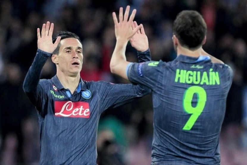 Jose Maria Callejon (kiri) merayakan golnya bersama Gonzalo Higuain.