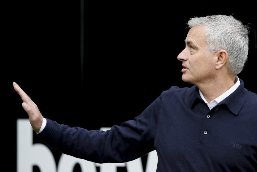 Jose Mourinho mengkritik VAR yang menguasai wasit.