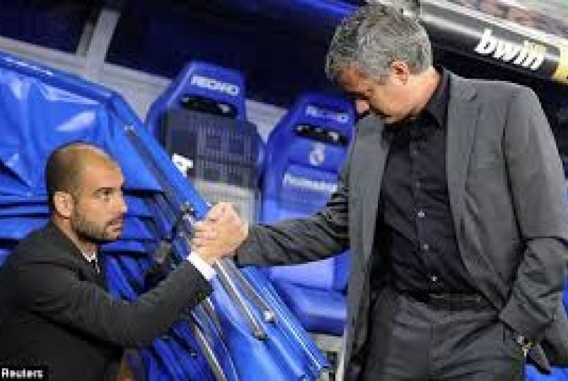 Jose Mourinho berjabat tangan dengan Pep Guardiola saat masih di La Liga lebih dari sedekade lalu. 