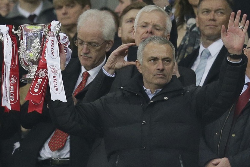 Jose Mourinho bersama trofi Piala Liga Inggris