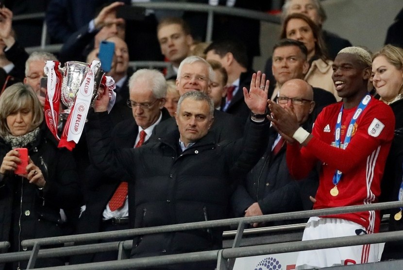 Jose Mourinho bersama trofi Piala Liga Inggris