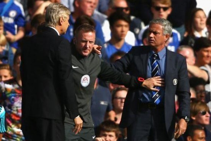 Jose Mourinho dan Arsene Wenger terlibat insiden kecil di tepi lapangan.
