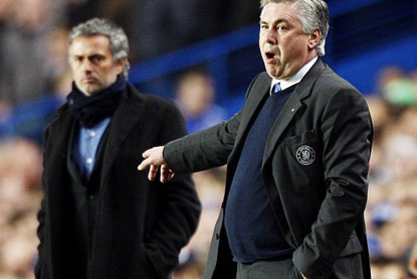 Mantan pelatih Real Madrid Jose Mourinho dan pelatih Real Madrid saat ini, Carlo Ancelotti (kanan).