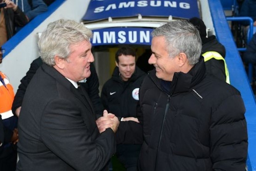 Jose Mourinho (kanan) dan Steve Bruce.